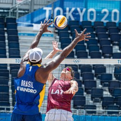 Tokija2020: Pludmales volejbols (LAT-BRA 1/8fināls). Foto: LOK/ Mikus Kļaviņš